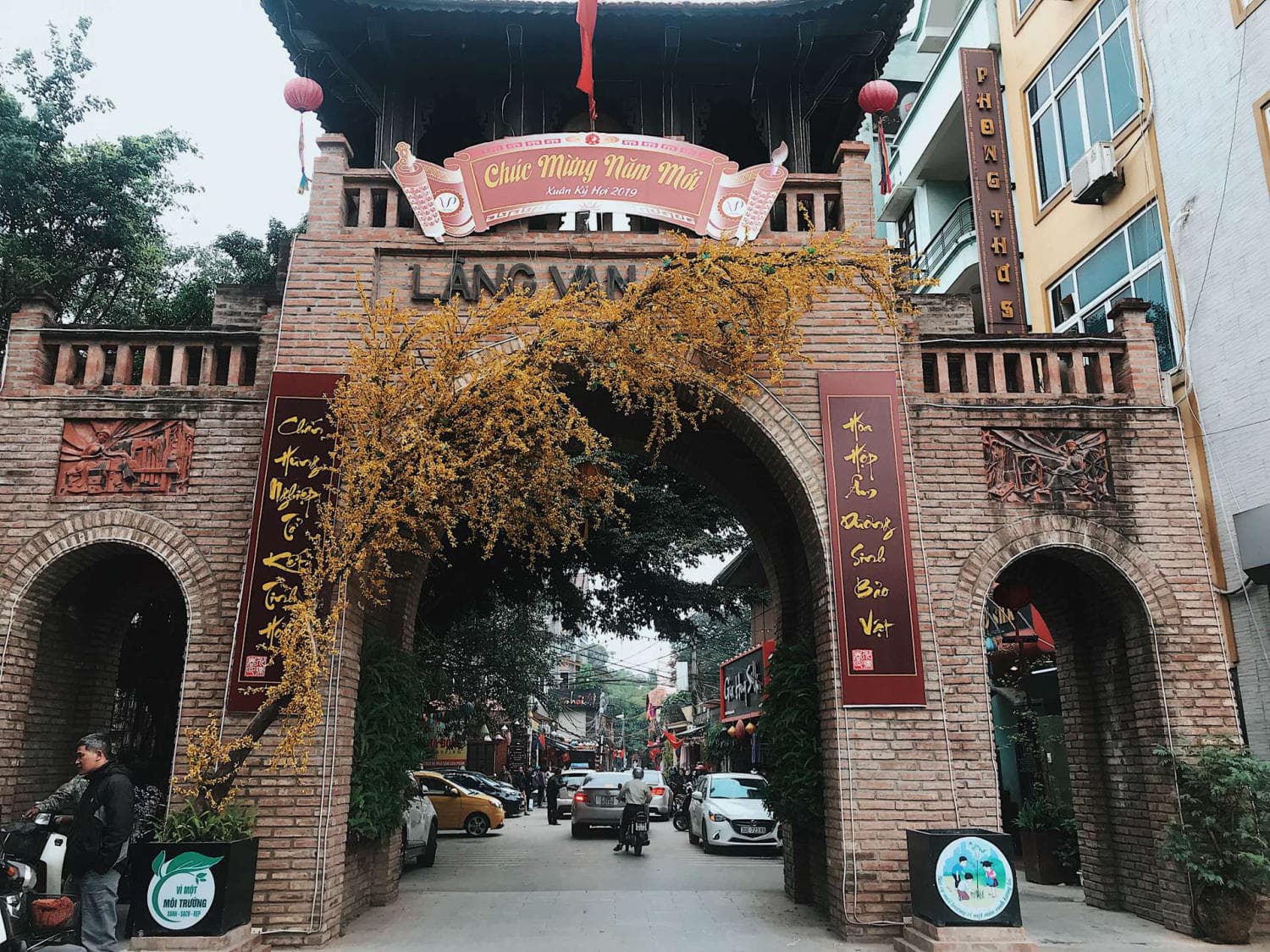 Cổng làng lụa Vạn Phúc