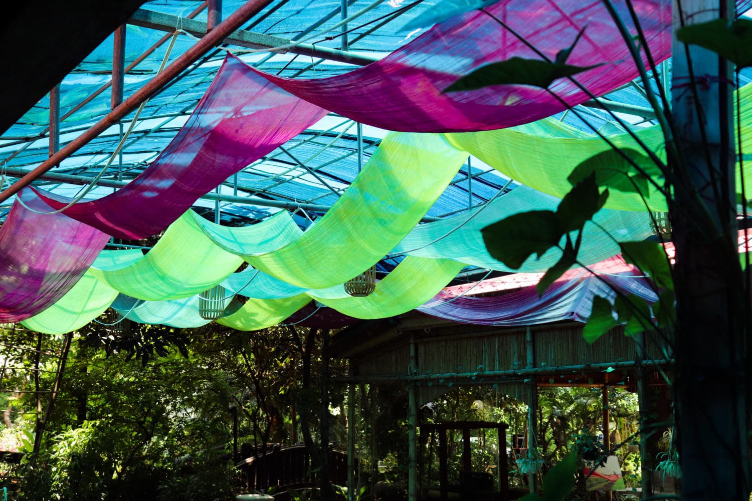 Cửa hàng lụa đầy màu sắc