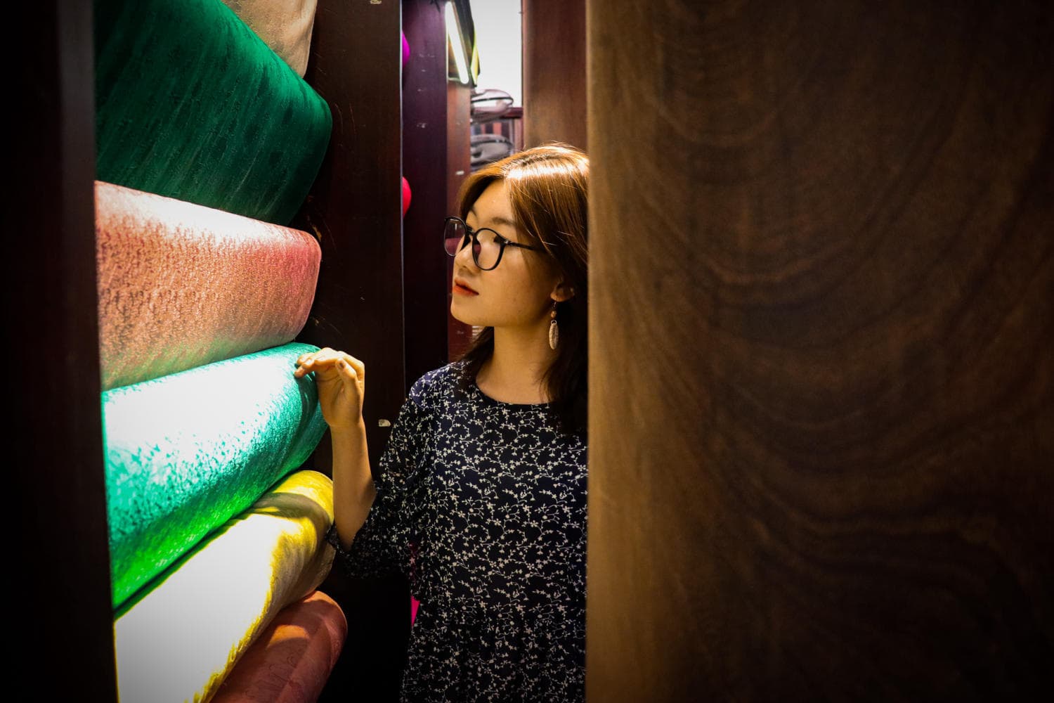 Nghệ nhân dệt lụa trên khung cửi gỗ