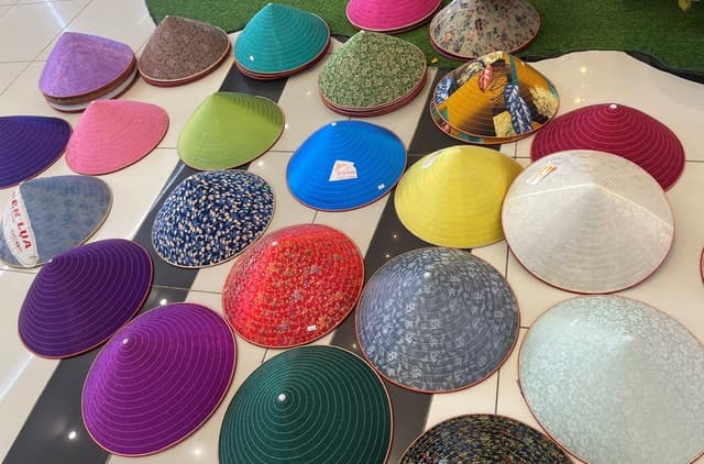 Khâu Nón Chuông Cùng Nghệ Nhân