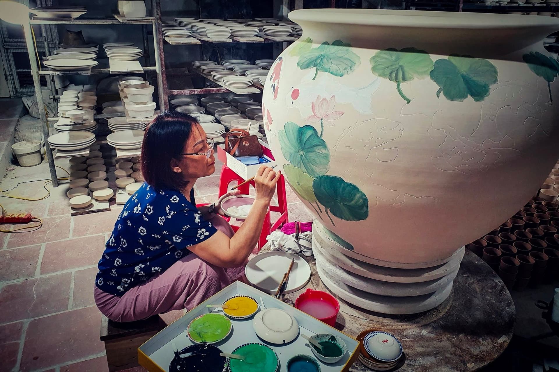 Nghệ nhân Bát Tràng đang tạo hình gốm