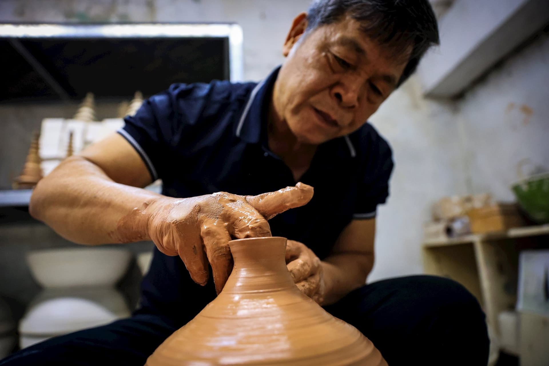 Công đoạn tạo hình trên bàn xoay